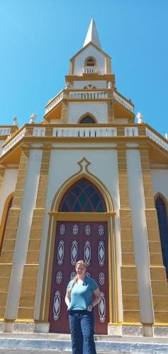 Alyssa in front of the Cathedral on the Hill