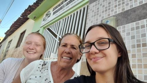 Alyssa and Sister Leopoldes pose for a selfie with a member split