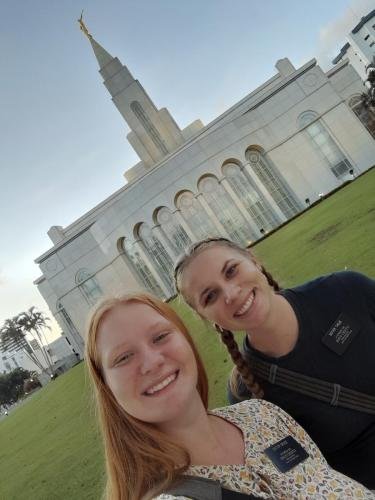 Alyssa and Sister Tadje selfie in front of the temple