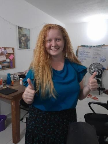 Alyssa with her thumbs up about very curly hair