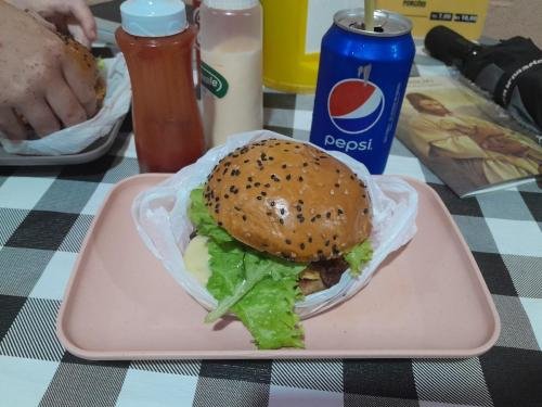 A burger that Alyssa had in a restaurant in Ipojuca