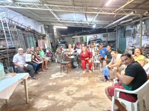 Alyssa and Sister Villatoro with a large group of people