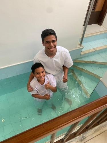 Eduardo Samuel and his brother in the font with a big thumbs up