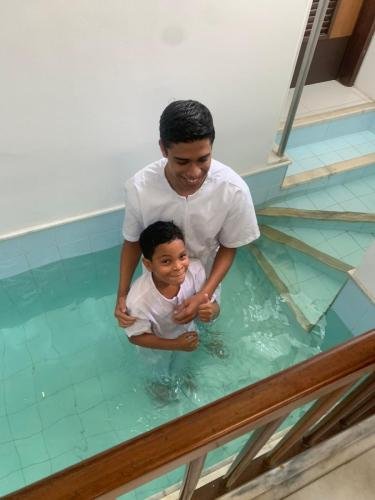 Eduardo Samuel and his brother in the font with a big thumbs up