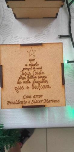 A Christmas box with a saying in Portuguese